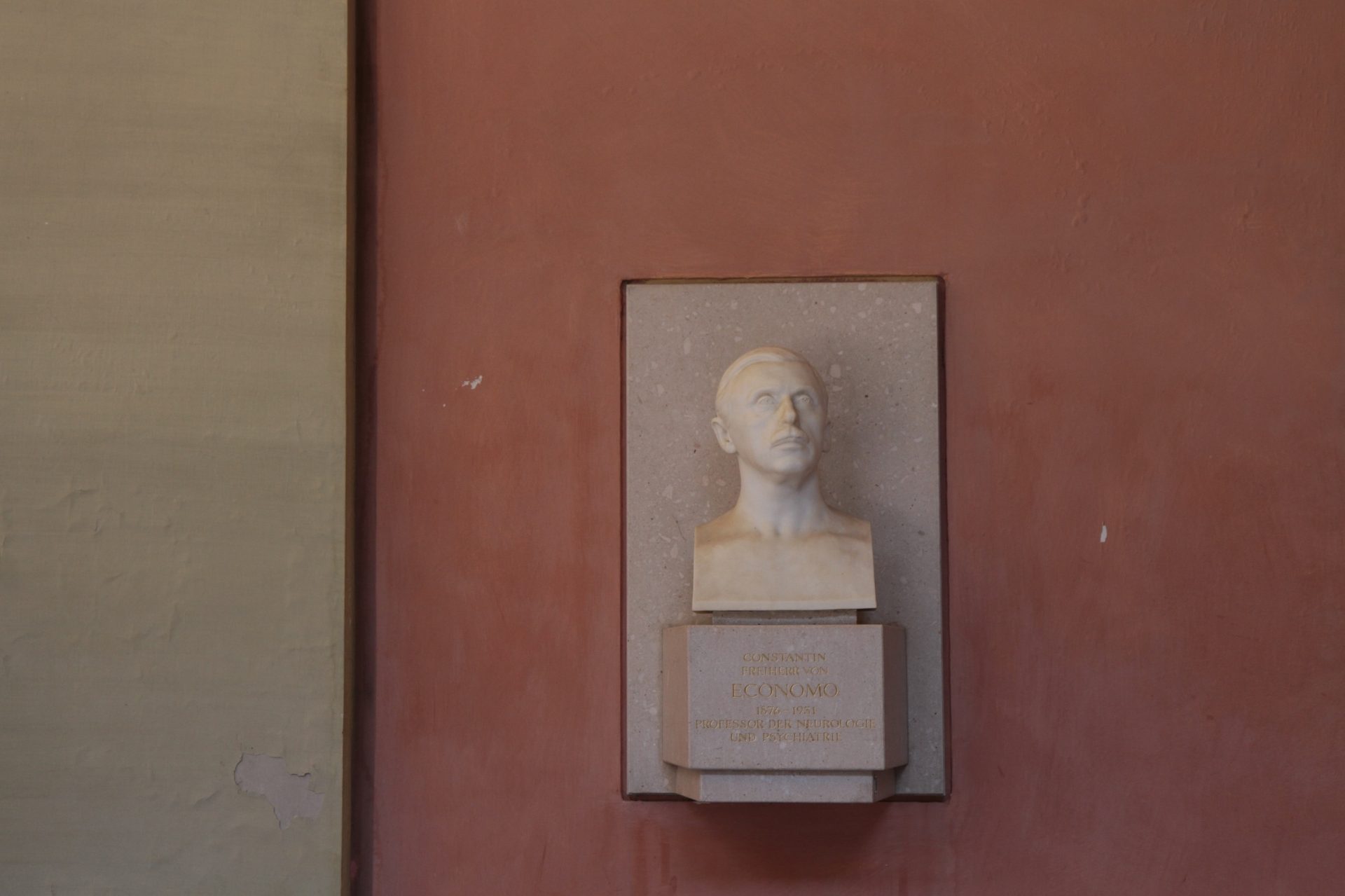 Constantin von Economo's bust, Medical monuments B, UNI Vienna - 01.JPG